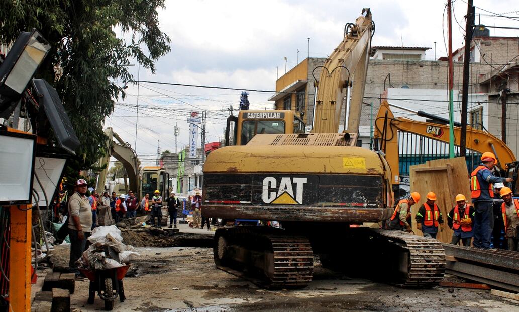 El socavón que se formó en la colonia Renovación en la alcaldía Iztapalapa aumentó de diámetro al pasar de cinco a 10 metros, por lo que se evacuó a 27 personas y se afectó 125 casas, el 16 de septiembre d e2025. Foto: Darío Luna/EL UNIVERSAL