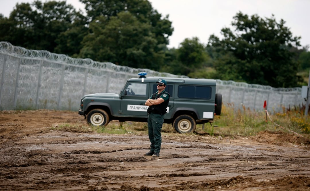 A Bulgarian border policeman stands near a barbed wire fence on the Bulgarian-Turkish border - Photo: Stoyan Nenov/REUTERS