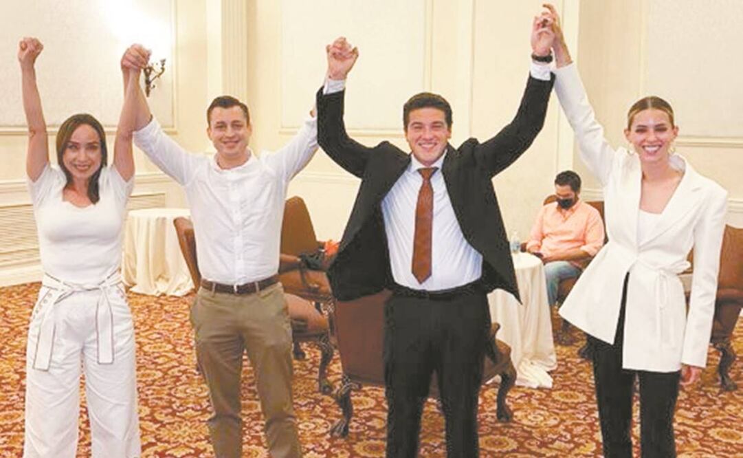 Samuel García (de negro) celebró que en un conteo rápido sería el virtual ganador de la gubernatura en Nuevo Léon. Foto: Especial.