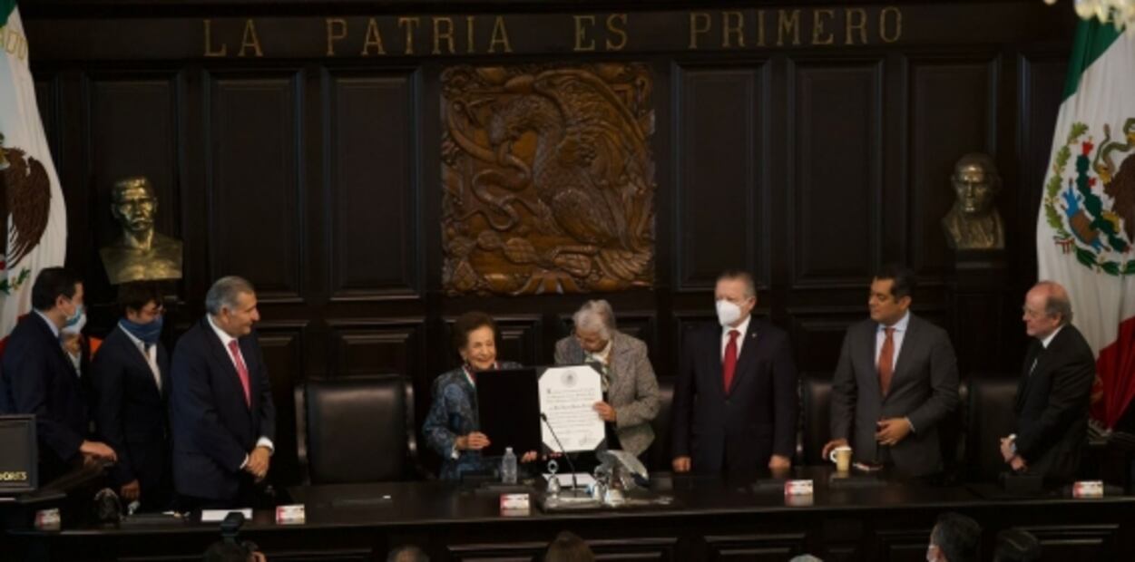 Ifigenia Martínez recibe la Medalla Belisario Domínguez con ausencia de AMLO