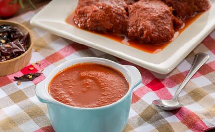 Tortitas de carne en salsa roja con dos chiles