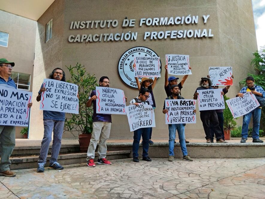 Reporteros protestaron en las instalaciones de la FGE para exigir la presentación con vida de los tres periodistas. Foto: Especial