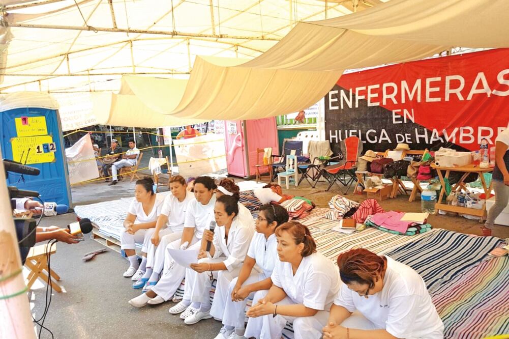 Las manifestantes exigen al gobierno la restitución de pagos de prestaciones descontadas y no aplicadas, reinstalación laboral, abasto de medicamentos e insumos en hospitales, clínicas y casas de salud (CORTESÍA CDH KU’UNTIK)