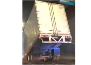 Caja de tráiler se parte en Viaducto y complica circulación en la zona