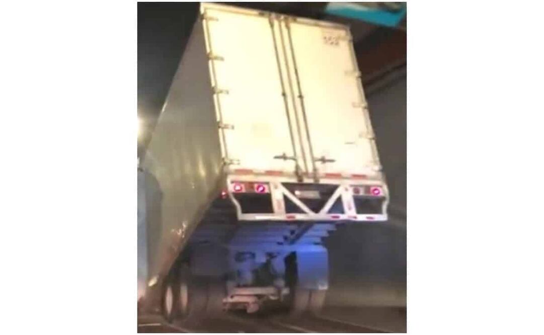 La caja del tráiler se partió en dos. Foto: Vialhermes