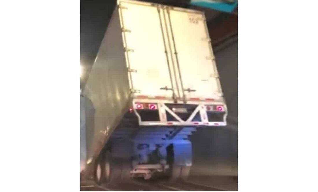 La caja del tráiler se partió en dos. Foto: Vialhermes