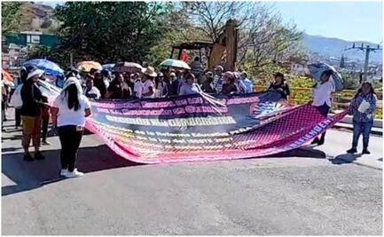 Profesores de Guerrero se manifiestan en Autopista del Sol; exigen reconstrucción de la SEG y abrogación de la reforma educativa
