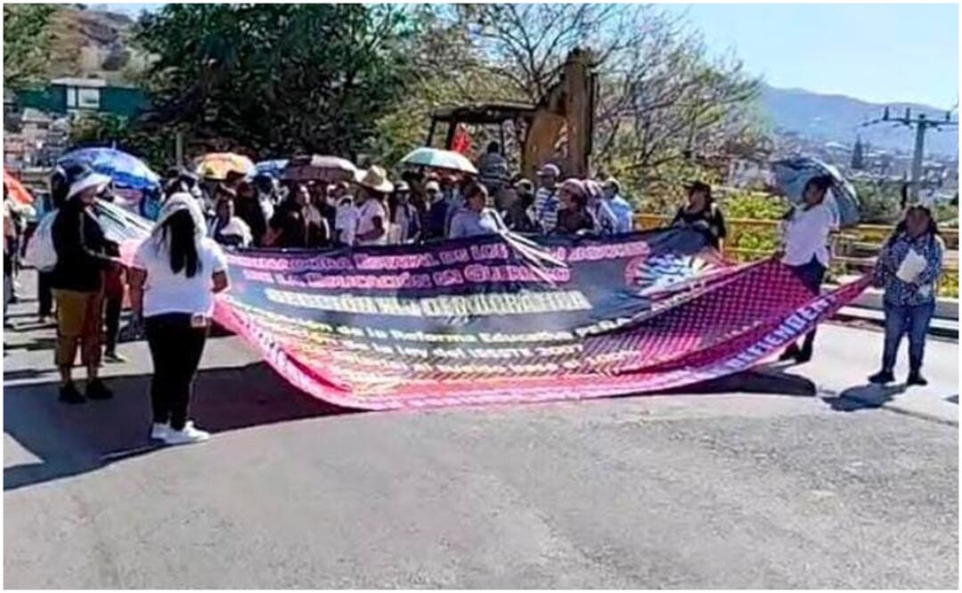 Profesores de la Coordinadora Estatal de la Educación en Guerrero (Ceteg) durante la marcha en la Autopista del Sol (17/01/2025). Foto: X (@Jonatan93294410)