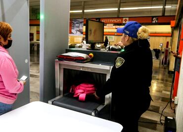 Continúa revisión de objetos en Metro Tacubaya tras atentado; “se les revisa con el escáner y pasan”, comenta policía