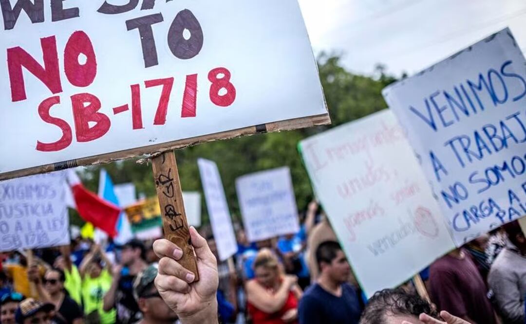 Miembros de la comunidad de inmigrantes del sur de Florida se manifiestan contra la Ley SB 1718 que entró en vigor el 1 de julio del 2023. Foto: EFE