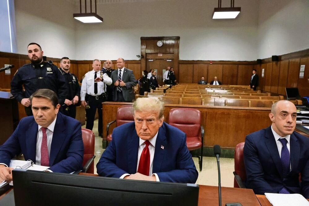 El expresidente estadounidense Donald Trump (derecha), durante el primer día de su juicio penal, en Nueva York Foto: Jefferson Siegel / EFE