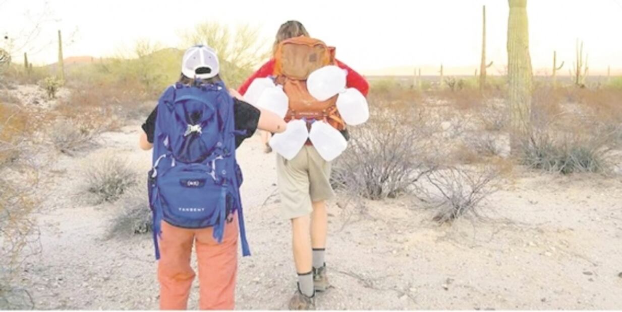 Activista puede ir presa por dar agua y comida a migrantes
