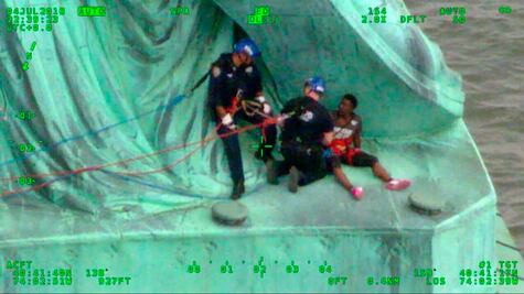 Acusan de tres delitos a la mujer que escaló la Estatua de la Libertad