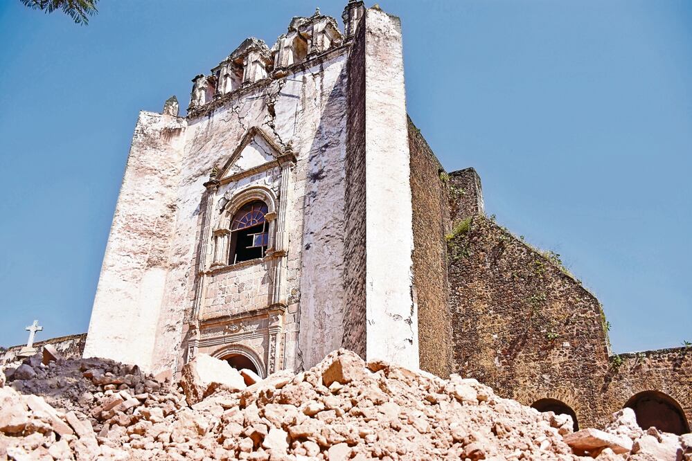 El exconvento y parroquia de San Juan Bautista, en Tlayacapan, hace seis años, luego del sismo y ahora a 19 días de reanudadas las labores de restauración por parte de la empresa de construcción Farla. Hoy, los avances, al menos en la fachada, son visibles. Foto: Diego Prado / EL UNIVERSAL