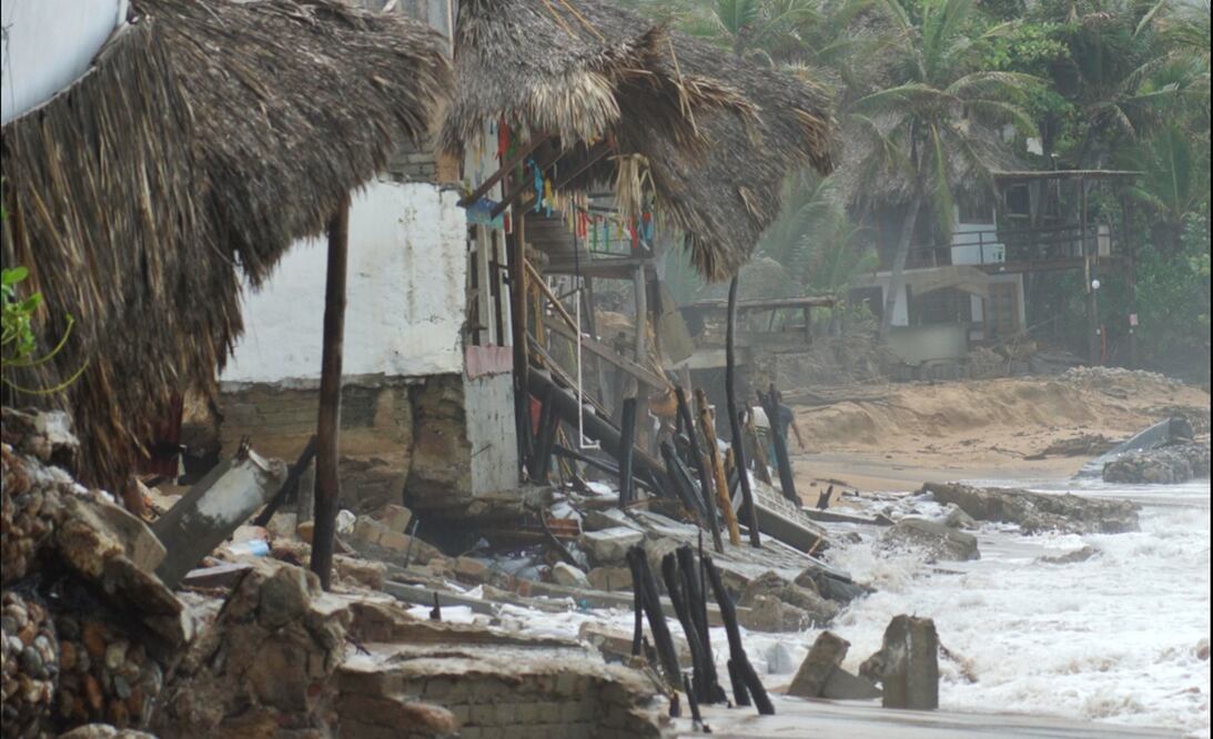 El paso del huracán Erick por Oaxaca dejó daños en restaurantes y bares de las playas de comunidades como Mazunte y San Agustinillo, el 20 de junio de 2025. Foto: Edwin Hernández, EL UNIVERSAL