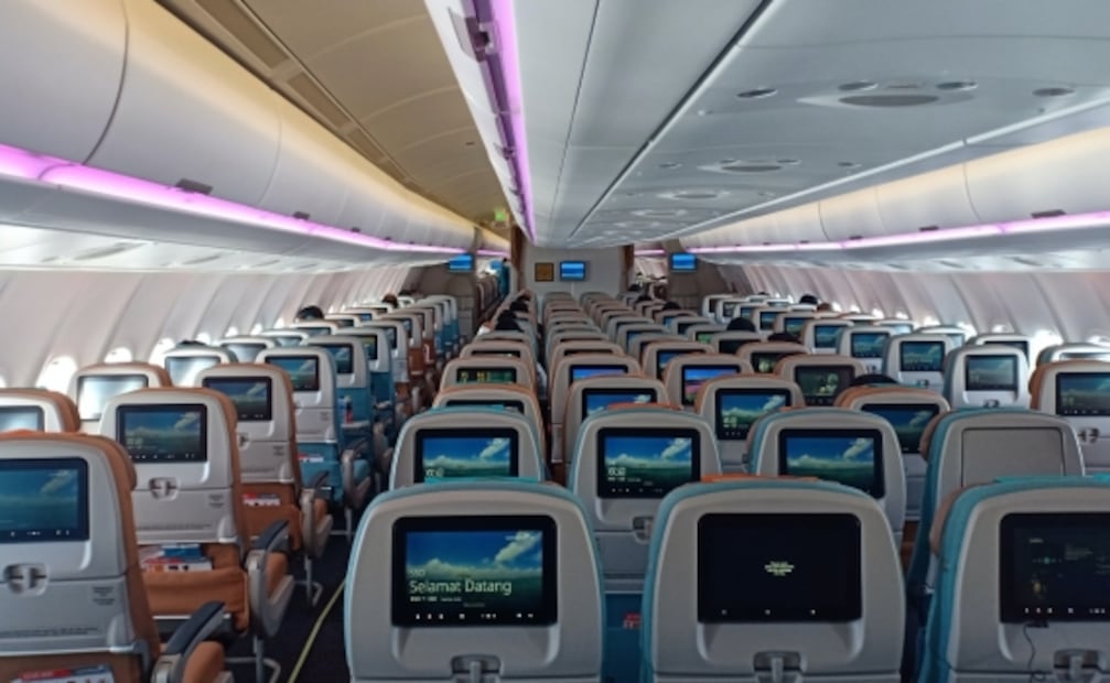 ¿Cuánto se ha reducido el espacio para las piernas en el avión?