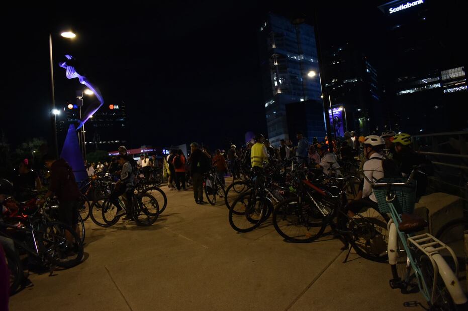 Paseo nocturno en bicicleta con temática de disfraces, de la Fuente de Petróleos a la Plaza Tlaxcoaque. fotos: Abril Ángulo