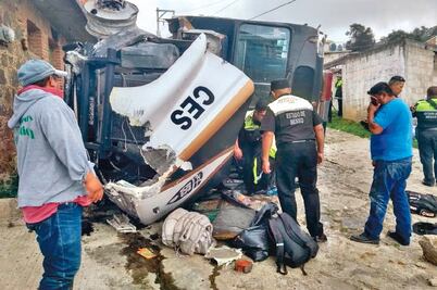 Vuelca camión de la policía; hay un muerto