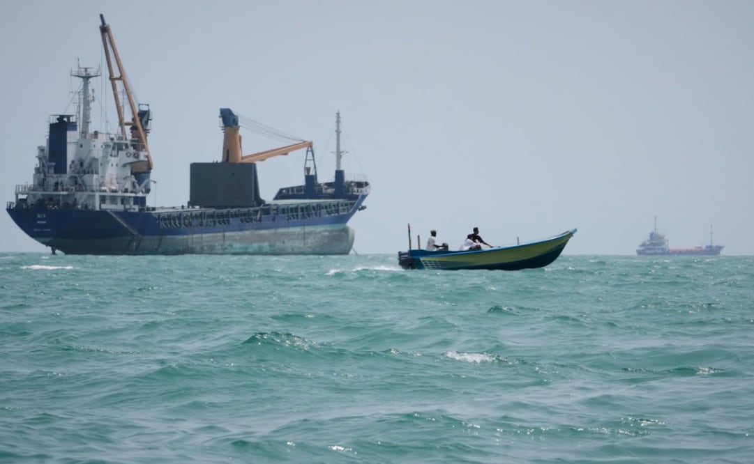 Una lancha a motor pasa junto a un buque de carga en el estrecho de Ormuz, el domingo 6 de septiembre de 2026, frente a Bandar Abbas, Irán. Foto: AP