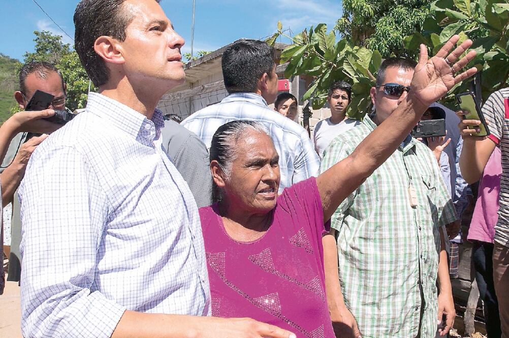 El presidente Enrique Peña Nieto acudió por segunda vez a Chiapas tras el sismo del 7 de septiembre. Recorrió las calles de Lázaro Cárdenas, Cintalapa, para dar seguimiento a los avances en la reconstrucción. (VÍCTOR HERNÁNDEZ. EL UNIVERSAL)
