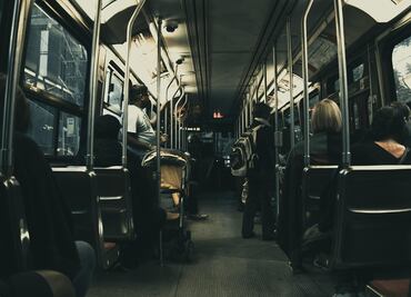 Comando balacea e incendia autobús de pasajeros en Guanajuato; el conductor salió ileso