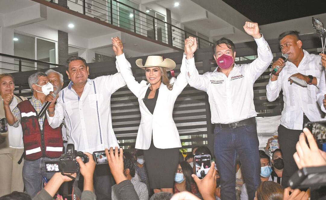 El exaspirante en Guerrero, Félix Salgado Macedonio; su hija y candidata a la gubernatura, Evelyn Salgado Pineda, y el dirigente nacional de Morena, Mario Delgado, celebrando el registro de la abanderada. Foto: Dassaev Téllez Adame/ El Universal.
