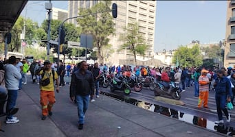 Trabajadores del Gobierno de la CDMX se manifiestan en vialidad del Centro Histórico 