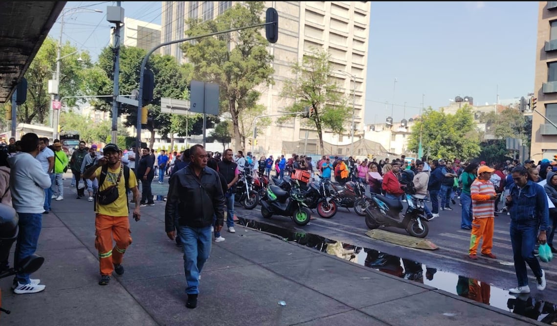 Trabajadores del Gobierno de la Ciudad de México se manifestaron frente a la Dirección General de Administración de Personal. Foto: especial