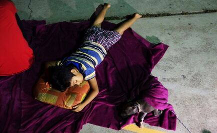 Historia. Asaf y su cachorra duermen en una cancha en Oaxaca por miedo a los temblores