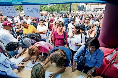 Miles firman a favor de revocar a Maduro