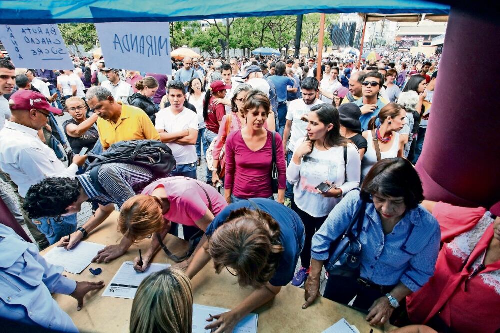 Venezolanos durante la firma, ayer en Caracas, del documento para activar el proceso de revocación del presidente Nicolás Maduro (RAÚL ROMERO. EL NACIONAL)