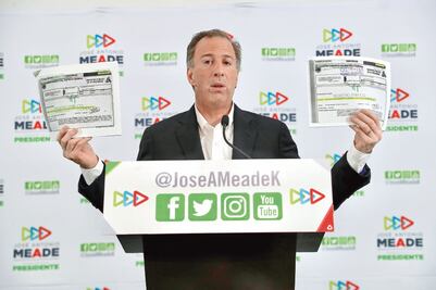 Meade enseña registros de departamentos de AMLO