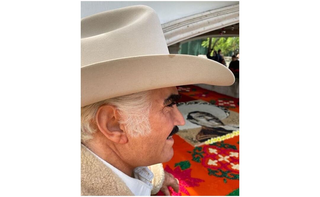 Muy realista la estatua de Vicente Fernández en el Rancho Los Tres Potrillos.