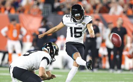 Pateador de la NFL logra espectacular gol de campo al estilo Roberto Carlos