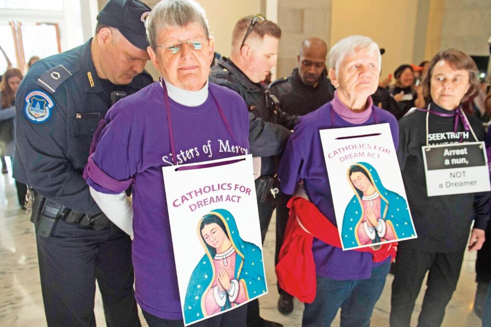 Policías del Capitolio arrestan a miembros de una comunidad católica que se manifestaron ayer en favor de los beneficiarios del DACA, en Washington (SAUL LOEB. AFP)