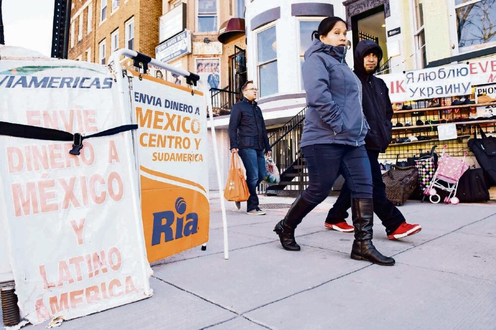 A partir de la incertidumbre por la política migratoria del presidente de Estados Unidos, Donald Trump, el gobierno mexicano busca aumentar las opciones para que los paisanos puedan enviar dinero a sus familias (ARCHIVO EL UNIVERSAL)