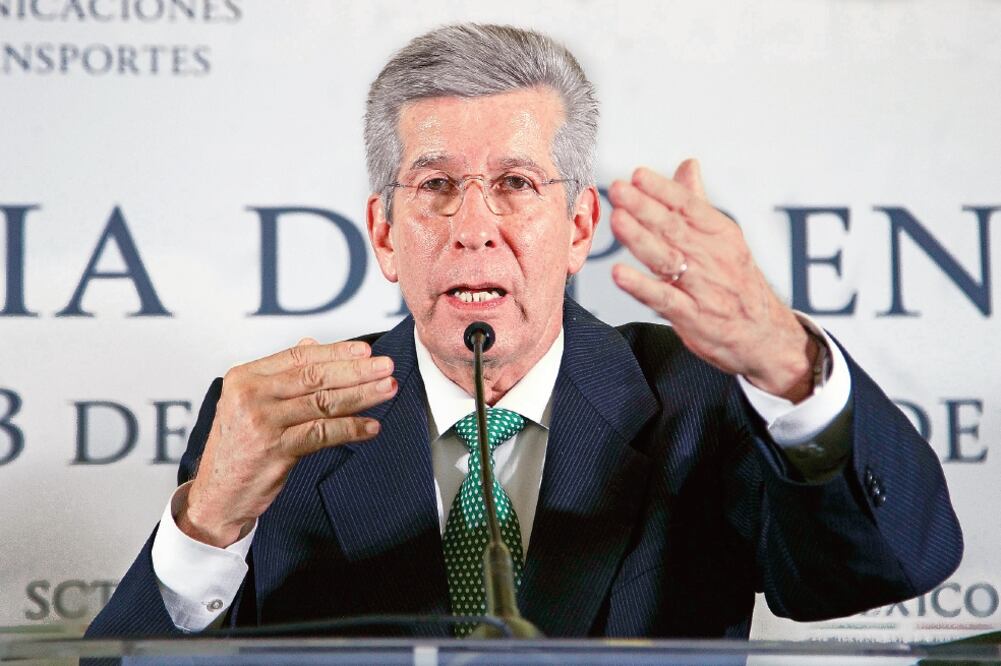 La secretaría que dirige Gerardo Ruiz Esparza publicó las prebases para la licitación de la Red Compartida que se conforma de la banda de 700 MHz y dos hilos de fibra óptica de la Red Troncal cedida por la CFE (ARCHIVO EL UNIVERSAL)