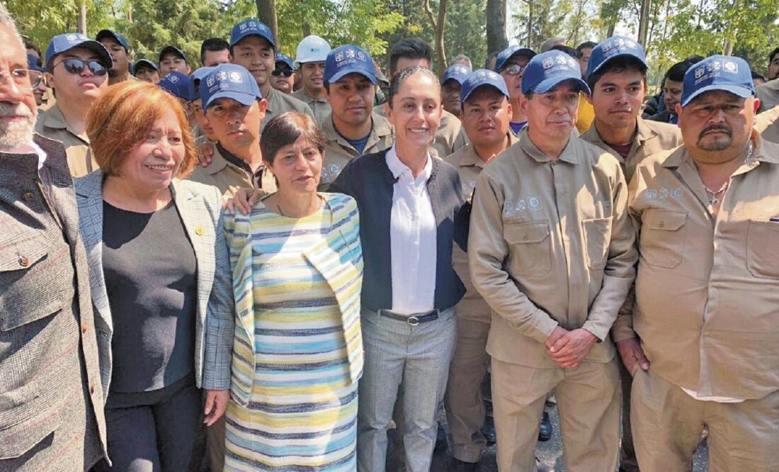 La jefa de Gobierno, Claudia Sheinbaum (centro), dijo ayer que su objetivo es que al final de su gestión toda la población cuente con suministro de agua (ESPECIAL)