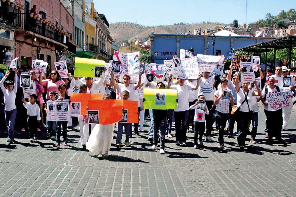 Las manifestantes portaban diversos carteles con el rostro de Gabriela, egresada de la Licenciatura en Administración Turística de la Universidad Santa Fe, y quien fue atacada con un arma blanca sin que se haya detenido al responsable (PERIÓDICO CORREO)