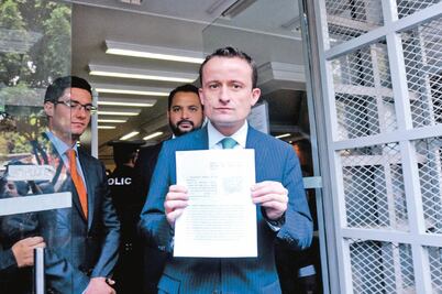 Mikel denuncia a Barrales ante la PGR