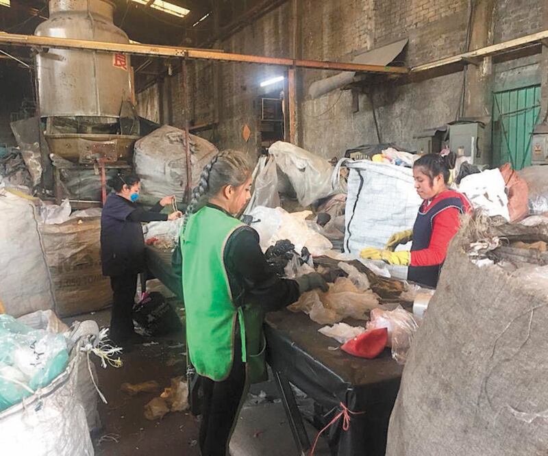 Mediante un proceso de selección, licuado, fundición y embobinado se obtienen bolsas nuevas. Foto: EPECIAL