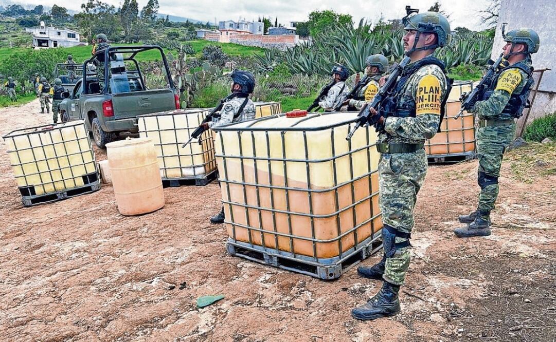 De acuerdo con expertos, poblados enteros cuidan a quienes pican los ductos, y todos se llevan una tajada. Foto: Archivo | El Universal