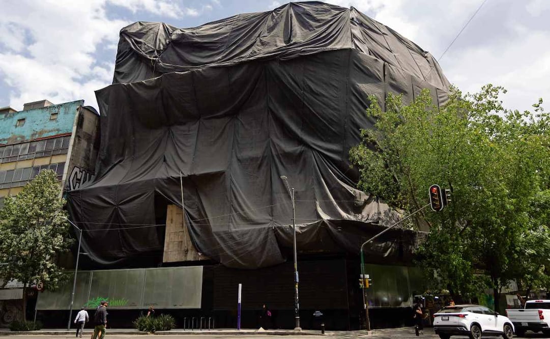 El edificio ubicado en la colonia Juárez, alcaldía Cuauhtémoc, es parte de los sitios que resultaron dañados tras los sismos de 1985 y 2017, y ya se encuentra en proceso de demolición. Foto: Hugo Salvador / EL UNIVERSAL