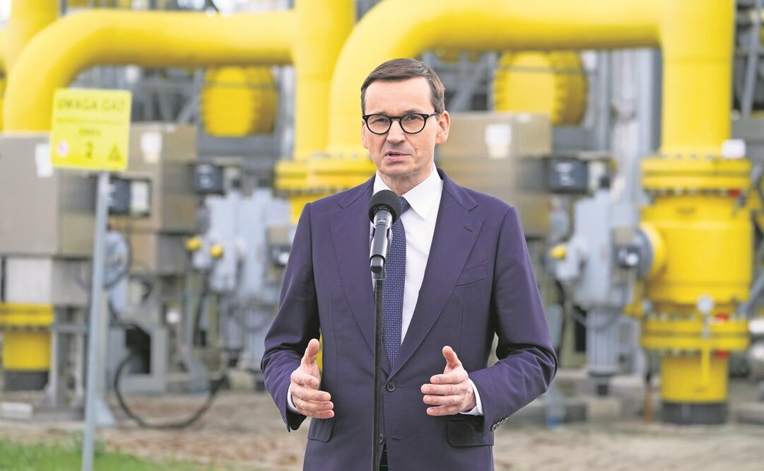 El primer ministro de Polonia, Mateusz Morawiecki, en la planta de Gaz-System en Rembelszczyzna, cerca de Varsovia. Foto: Czarek Sokolowski. AP