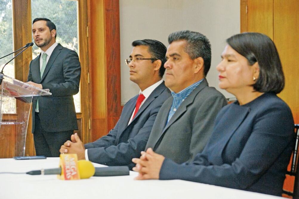 En el Palacio de Gobierno el titular de Comunicación Social, Alfonso Martínez Córdova, anunció las renuncias de los colaboradores de Alejandro Murat Hinojosa (EDWIN HERNÁNDEZ. EL UNIVERSAL)