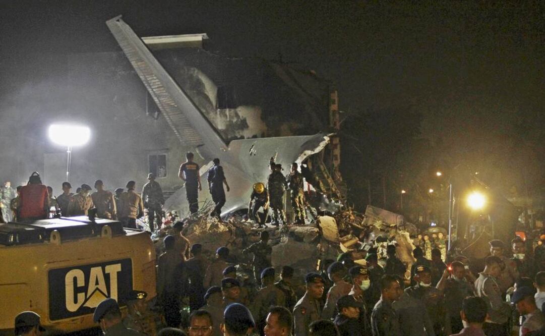 Reportan 116 muertos en avionazo en Indonesia