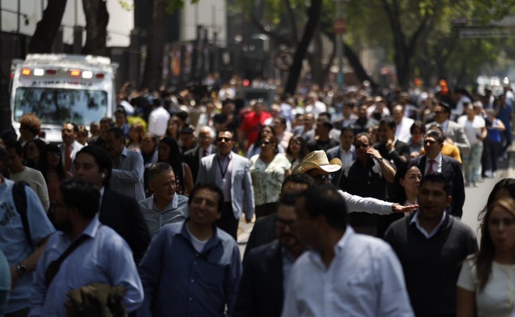 Aspectos del desalojo de personas como parte del Primer Simulacro Nacional 2026 en Paseo de la Reforma y en inmediaciones del Senado de la República este 6 de mayo de 2026. Foto: Diego Simón Sánchez/ EL UNIVERSAL