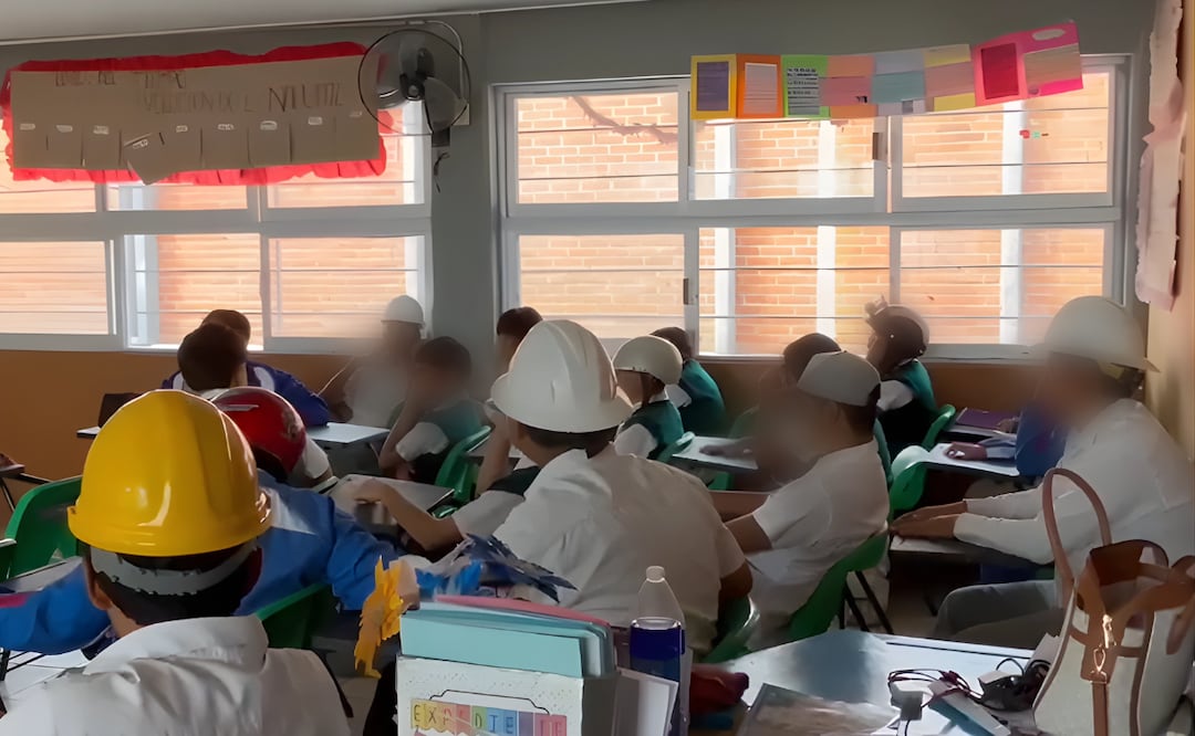 El techo de la institución se encuentra en condiciones críticas; como medida de protección, algunos alumnos acuden a clases portando cascos. | Foto: Especial.