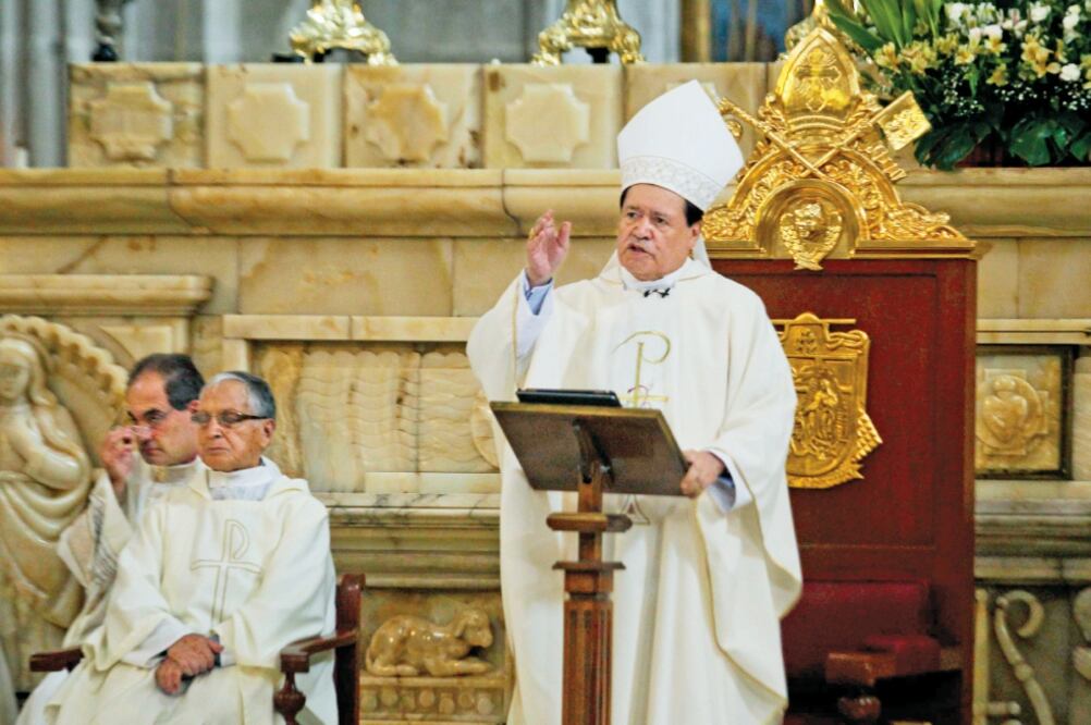 El cardenal Norberto Rivera Carrera ofició la ceremonia litúrgica dominical en la Catedral Metropolitana (FERNANDO RAMÍREZ. EL UNIVERSAL)