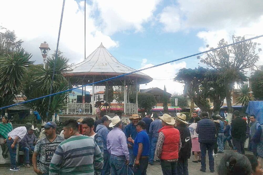 En la explanada de la cabecera municipal de Nahuatzen se congregaron los pobladores; afirman que su gobierno se elige mediante usos y costumbres. Foto: CARLOS ARRIETA. EL UNIVERSAL